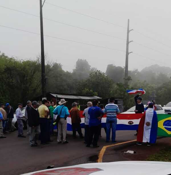 Exobreros de la Itaipu Binacional se movilizan y cierran Ruta PY07 - La Clave