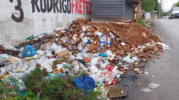 Asunción sin orden: Veredas desaparecen entre basura y escombros - Nacionales - ABC Color