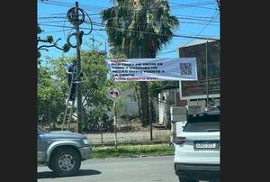 Crónica / Todo "cambia": ¡Aparecieron los pasacalles de escraches con Código QR!