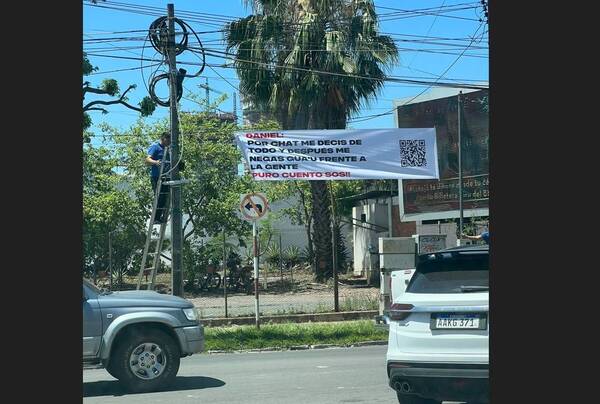 Crónica / Todo "cambia": ¡Aparecieron los pasacalles de escraches con Código QR!