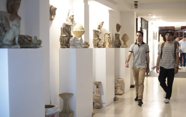 Diario HOY | "Ornamentos Arquitectos": Colección de Félix Toranzos en la Manzana de la Rivera