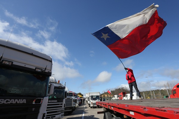 Camioneros chilenos encadenan el segundo día de paro por el precio de los combustibles - MarketData