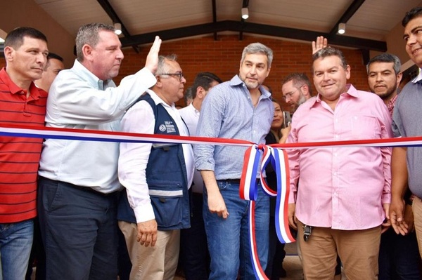 Presidente inaugura obras de salud y saneamiento en el este del país
