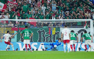 Con un brillante Ochoa, México empata ante Polonia