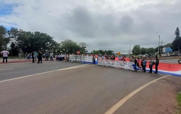 Cierran ruta en Coronel Oviedo contra la supuesta inclusión de la ideología de género – Prensa 5