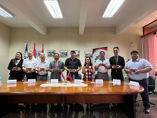 Vicecónsul de Taiwán entrega decoraciones navideñas a municipalidad de Minga Guazú | DIARIO PRIMERA PLANA