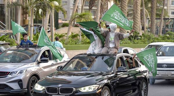 Crónica / Itarovapata: Rey de Arabia metió feroz feriado por la vacunada a curepas