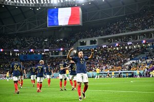 Francia muestra su chapa de campeón con una brillante goleada en el debut