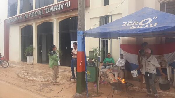 Toman Municipalidad de San Pedro de Ycuamandyyú para exigir intervención - Nacionales - ABC Color