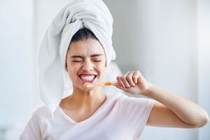 ¿Es mejor cepillarse los dientes antes o después del desayuno?