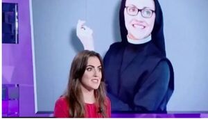 (VIDEO) ¿Se acuerdan de la monjita que ganó un concurso de canto? ¡Colgó los hábitos y labura de camarera!