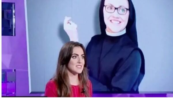 (VIDEO) ¿Se acuerdan de la monjita que ganó un concurso de canto? ¡Colgó los hábitos y labura de camarera!