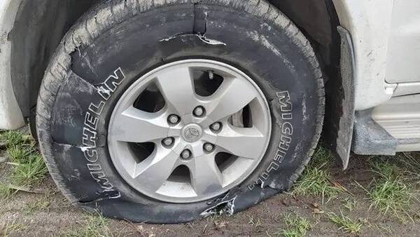 Crónica / Motochorros usaron clavos “miguelito” para asaltar a su víctima