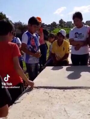 Emocionó al rollete cantando ranchera frente a la tumba de su papá