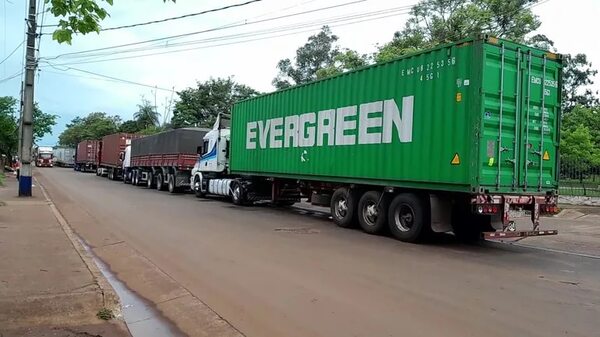 Camiones estacionados en la ciudad esperan ingresar al Área de Control Integrado - Nacionales - ABC Color