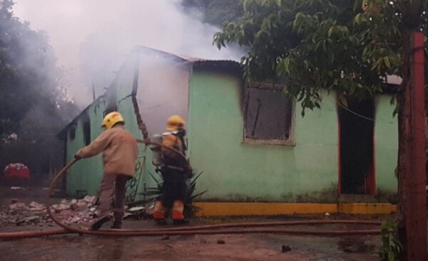 Voraz incendio consumió por completo una vivienda