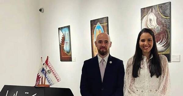 La Nación / ¡Paraguay presente en Qatar! Lili Cantero abrió muestra de arte futbolero