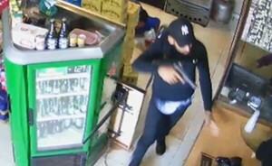 Motochorro roba recaudación del día tras asaltar bodega
