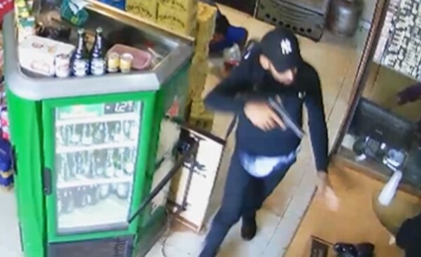 Motochorro roba recaudación del día tras asaltar bodega