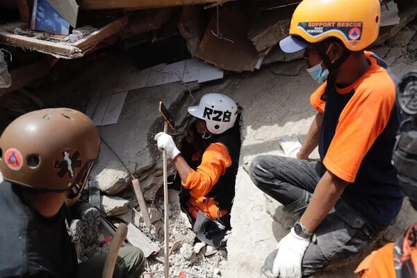 Continúa búsqueda de supervivientes en la devastación del seísmo en Indonesia - Mundo - ABC Color