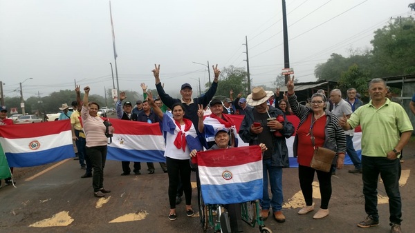 Exobreros de la Itaipu Binacional se movilizan y cierran supercarretera - La Clave
