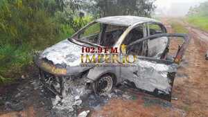 Hallan automóvil incinerado supuestamente utilizado en asesinato de comerciante - Radio Imperio