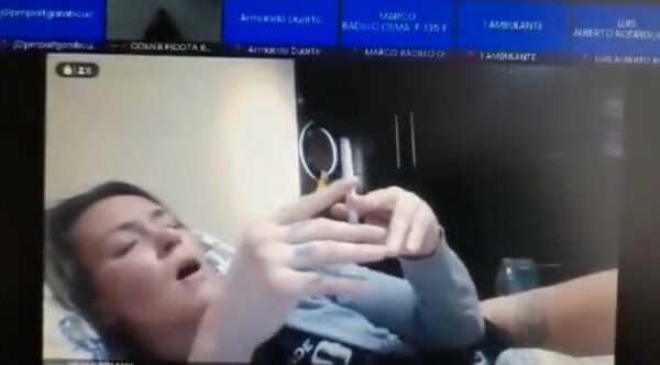 Suspenden a jueza colombiana que asistió a una audiencia virtual semidesnuda y fumando