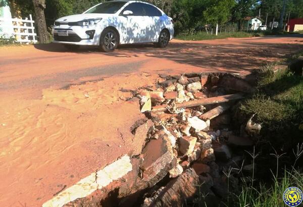 Se desmorona cabecera de un puente vecinal en Luque •