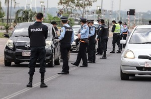La excusa que habrían utilizado los policías para retener y extorsionar a una ciudadana: Hay 6 agentes detenidos - Megacadena — Últimas Noticias de Paraguay