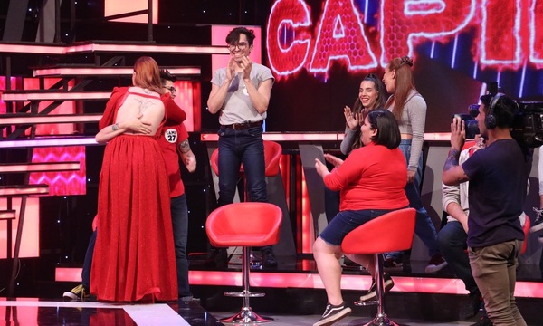 Cuestionan fuerte a Félix en "Rojo" | Telefuturo