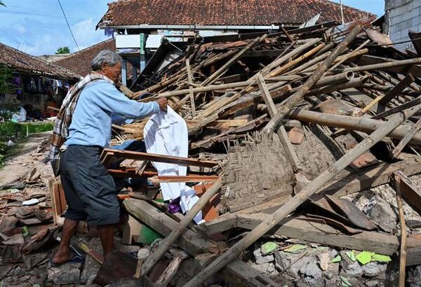 Lluvia y réplicas obstaculizan búsqueda de sobrevivientes del terremoto en Indonesia