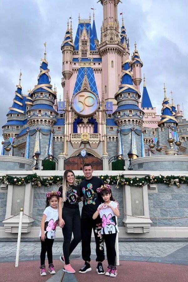Derlis González y familia, de paseo por Disney - Gente - ABC Color