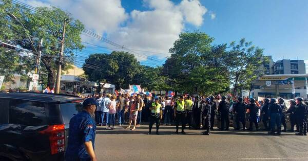 La Nación / Padres provida piden parar proyecto educativo y debatir