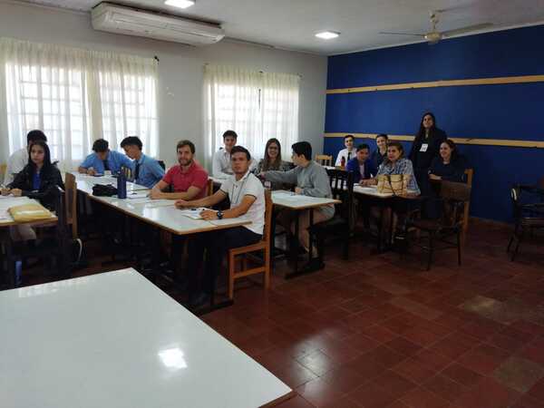 UCI fue sede del foro Paraguay República Joven