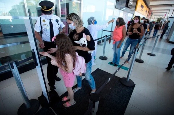 Brasil volvió a imponer el uso obligatorio de mascarillas en aeropuertos y aviones