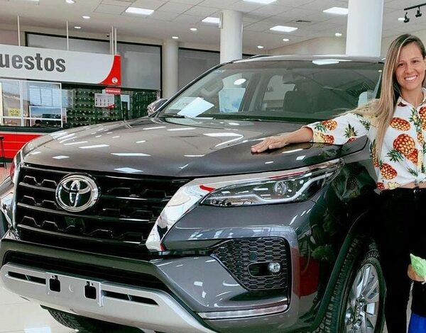 (VIDEO)Doña de pelotero recibió de regalo navideño una camioneta de paquete 2023