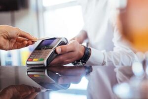Usar la tarjeta de crédito será más caro en diciembre - Economía - ABC Color