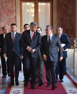 Ejecutivo implementa restricción de viajes y viáticos de funcionarios al exterior - Política - ABC Color