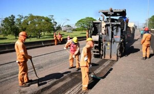 Repavimentan y mejoran pistas en la hidroeléctrica Itaipú