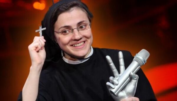 Monja que ganó La Voz Italia dejó su vida religiosa y luce increíble