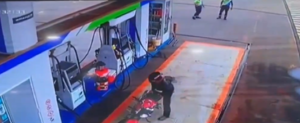 (VIDEO) Motochorro asalta estación y conductor de una camio le revienta
