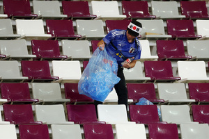 Hinchas japoneses recogieron hasta la última basurita antes de retirarse del histórico encuentro contra Alemania