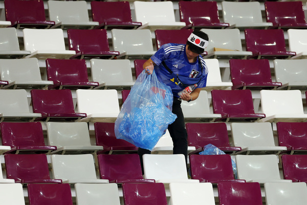 Hinchas japoneses recogieron hasta la última basurita antes de retirarse del histórico encuentro contra Alemania