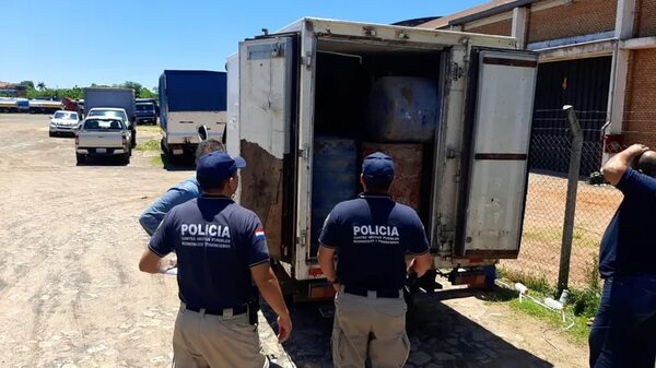 Incautan 3.200 litros de nafta y más de una tonelada de hortalizas en controles anticontrabando - Policiales - ABC Color