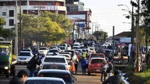 Caos y descontrol en la cabecera del puente internacional San Roque