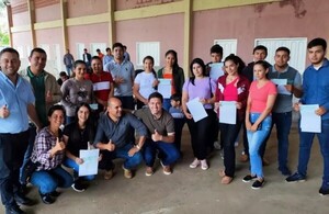 Veinticuatro jóvenes de Moisés Bertoni reciben becas de la SNJ | Lambaré Informativo
