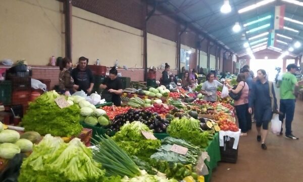 Feriantes esperan por compristas