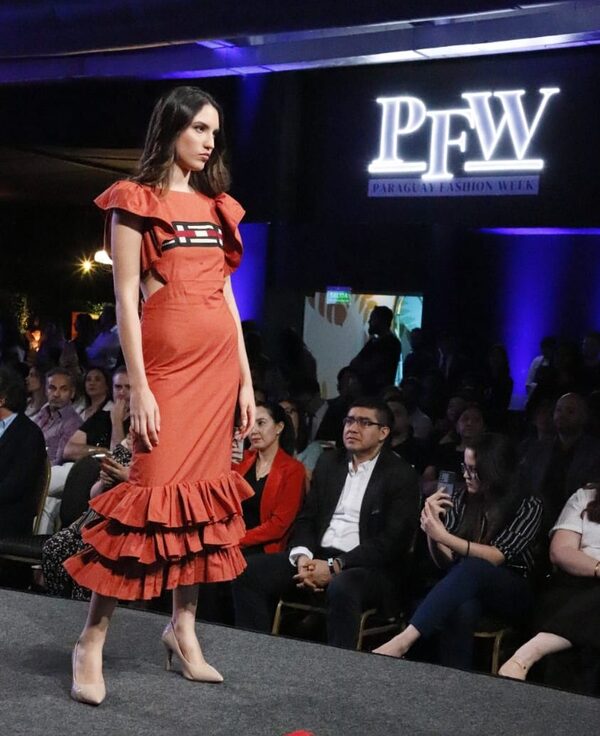 Estudiantes de diseño de moda presentaron colección "Legado", inspirada en etnias indígenas del Paraguay - .::Agencia IP::.