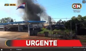 Feroz incendio al costado de surtidor