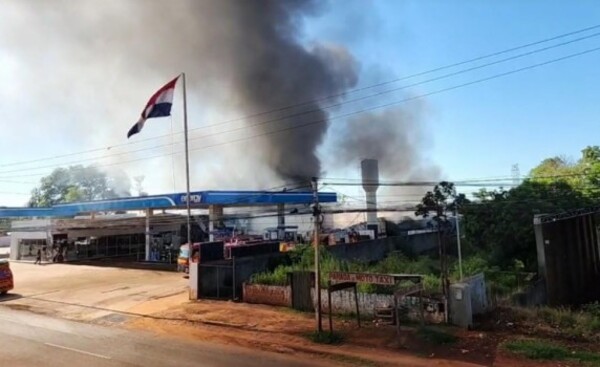 Advierten que podría haber explosión y humo es altamente tóxico